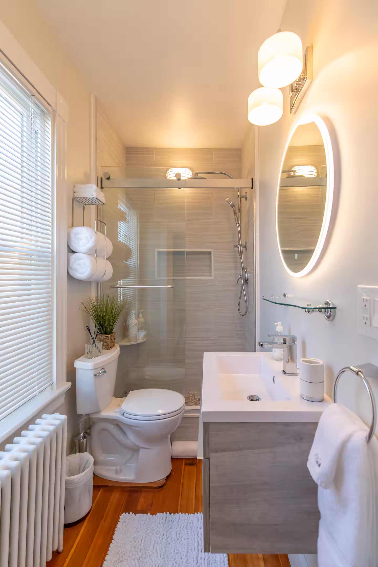 Modern bathroom with round mirror